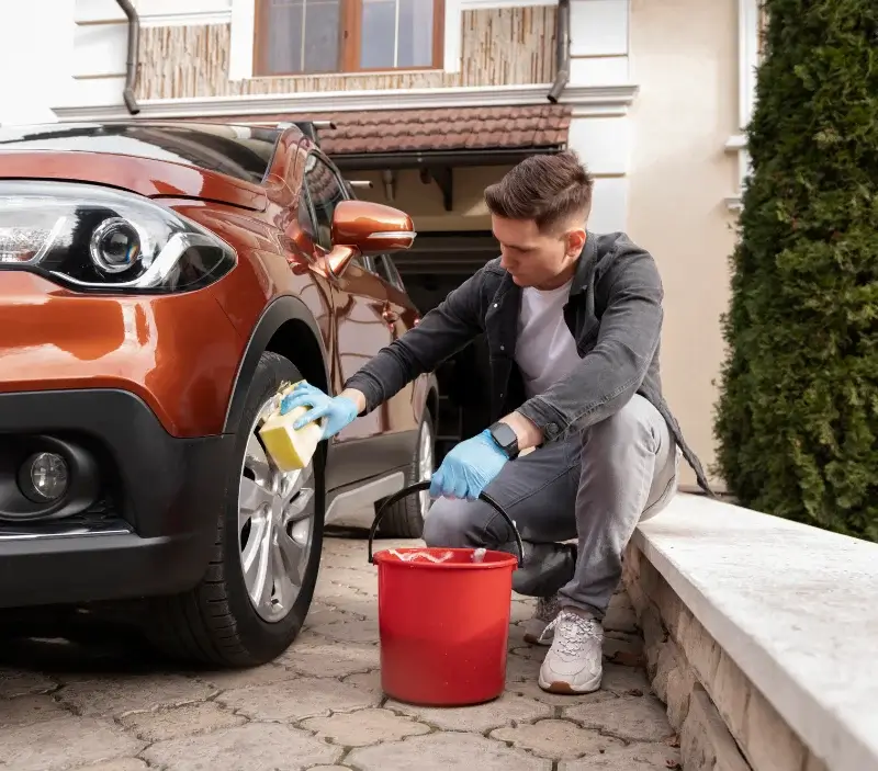 Lavage auto à domicile Vercel-Villedieu-le-Camp : professionnel intervenant sur un véhicule